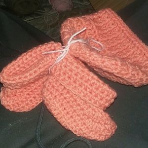 Crochet baby hat and baby booties